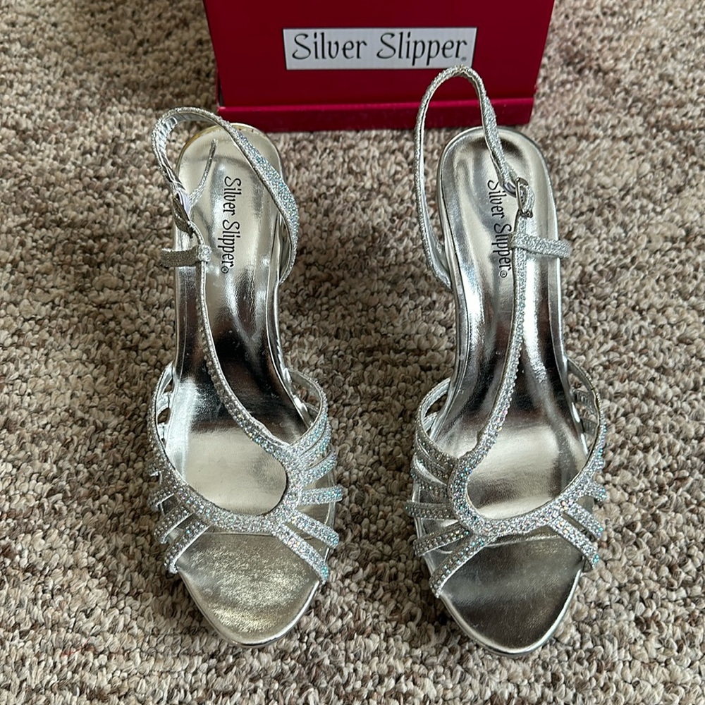 Open toe silver shoes
